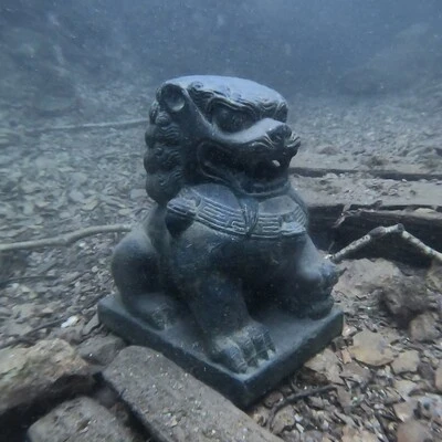 statue d'un dragon chinois immergé sous l'eau